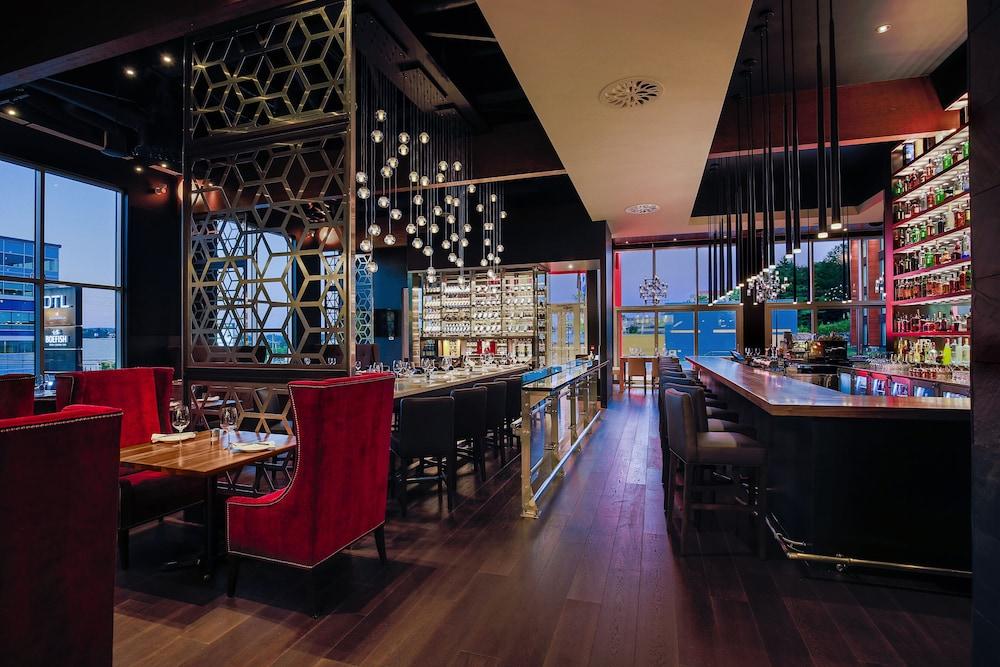 Otl Gouverneur Sherbrooke Exteriör bild The bar at the 360° Sky Lounge