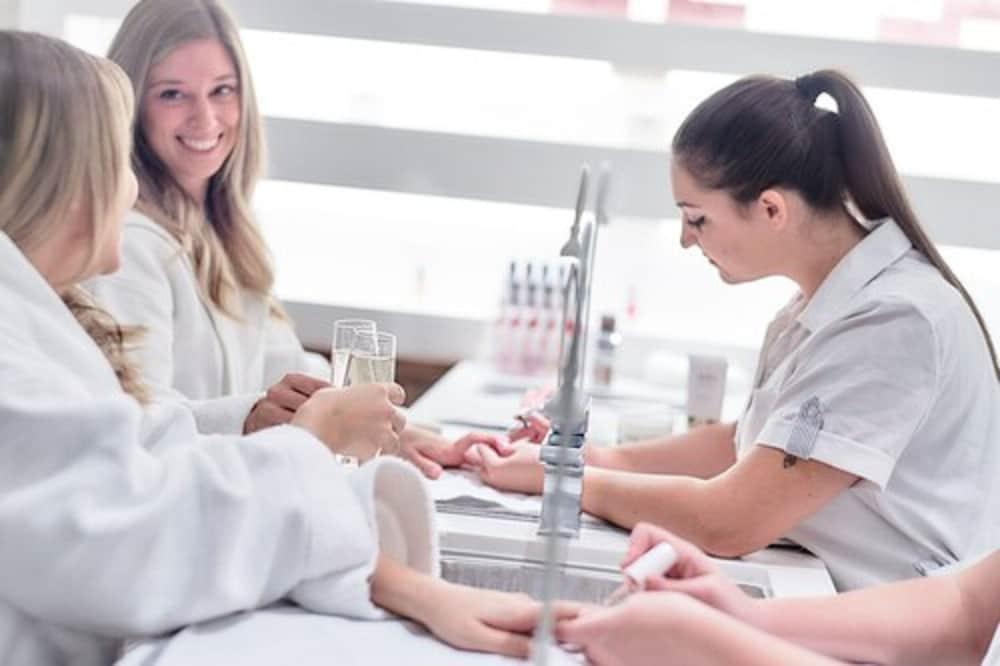 Otl Gouverneur Sherbrooke Exteriör bild Students at the International Dermal Institute
