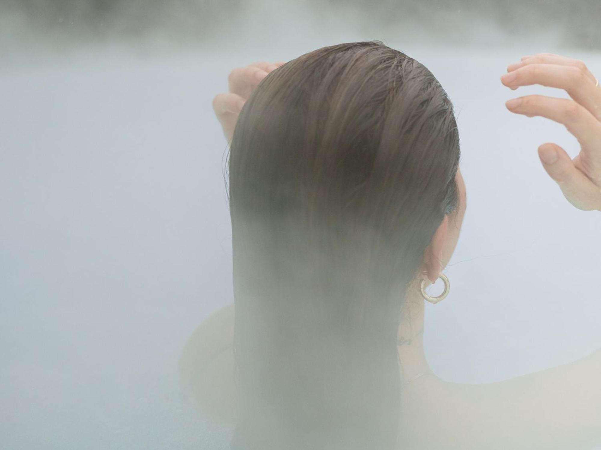 Otl Gouverneur Sherbrooke Exteriör bild A woman in a shower
