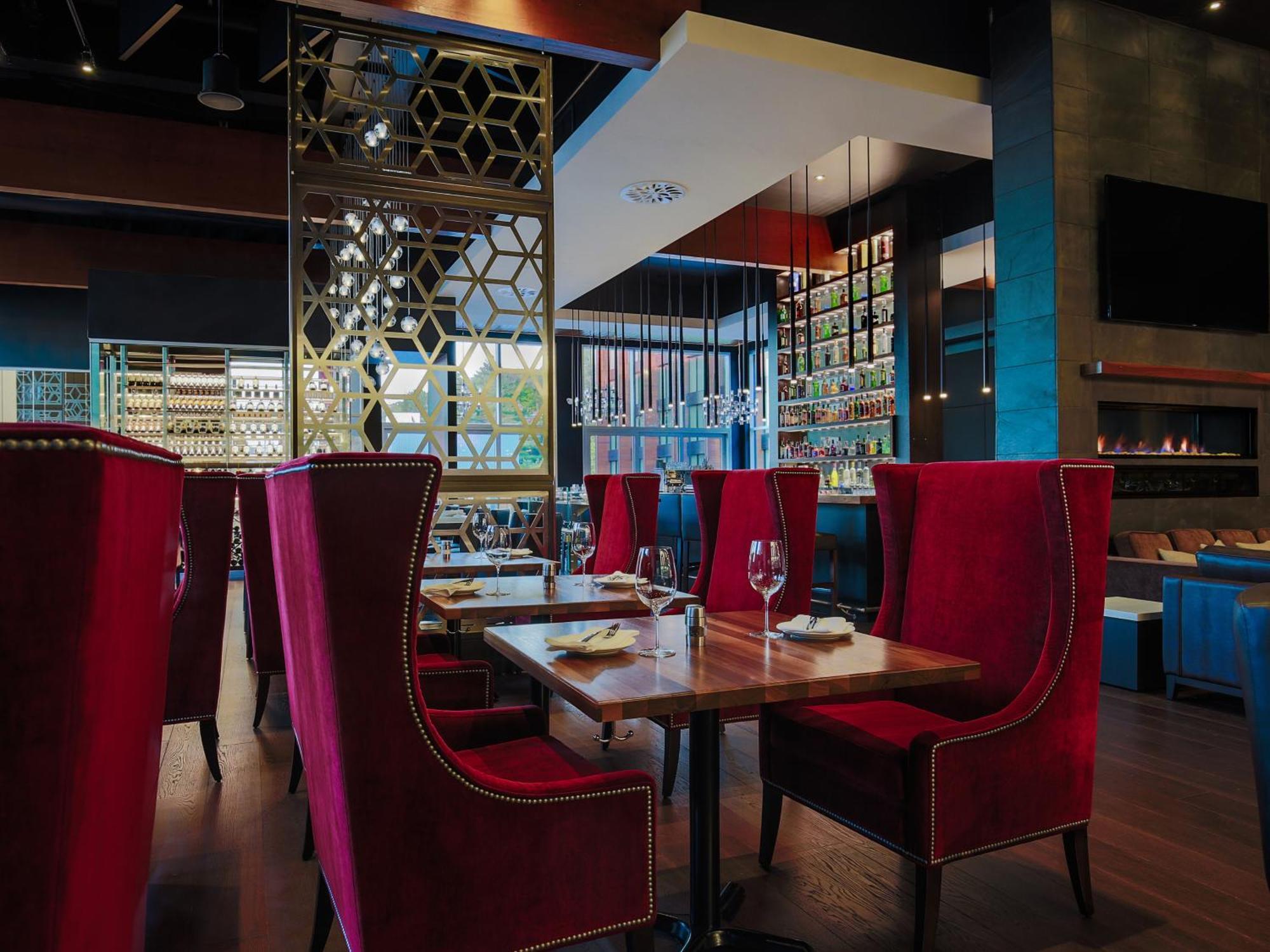Otl Gouverneur Sherbrooke Exteriör bild Interior of a PF. Chang's in Las Vegas