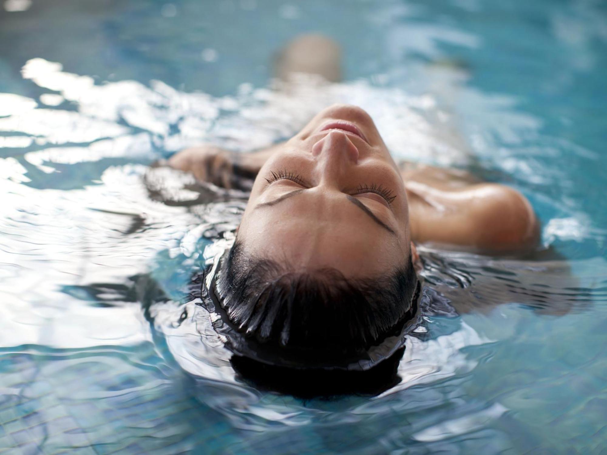 Otl Gouverneur Sherbrooke Exteriör bild A woman floating in water