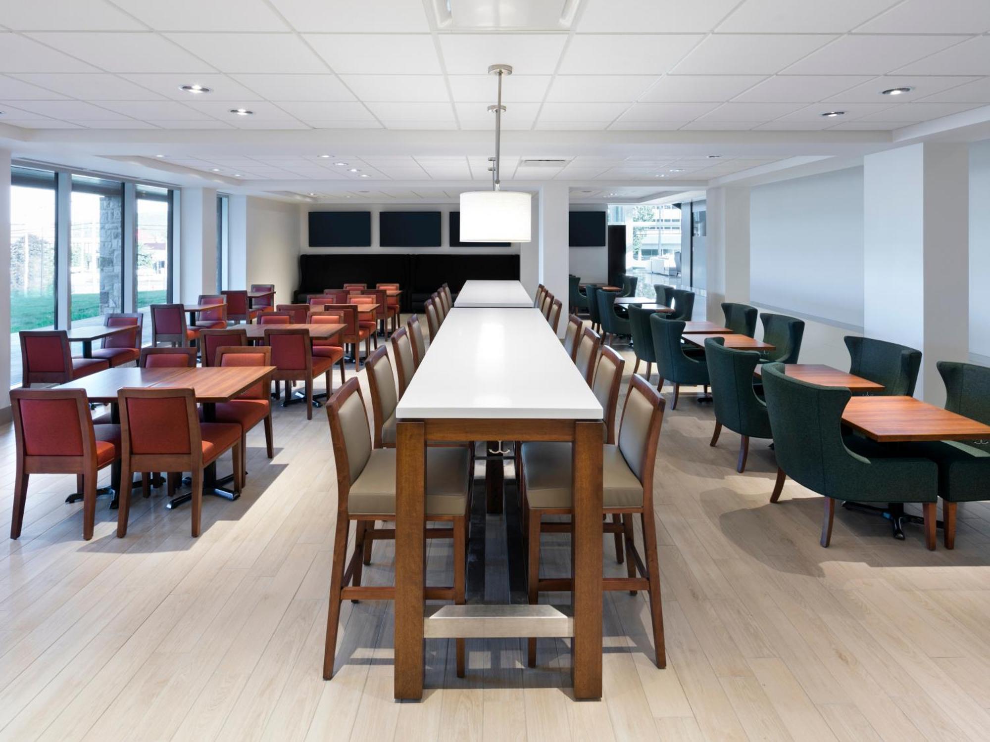 Otl Gouverneur Sherbrooke Exteriör bild The dining room at the new residence hall