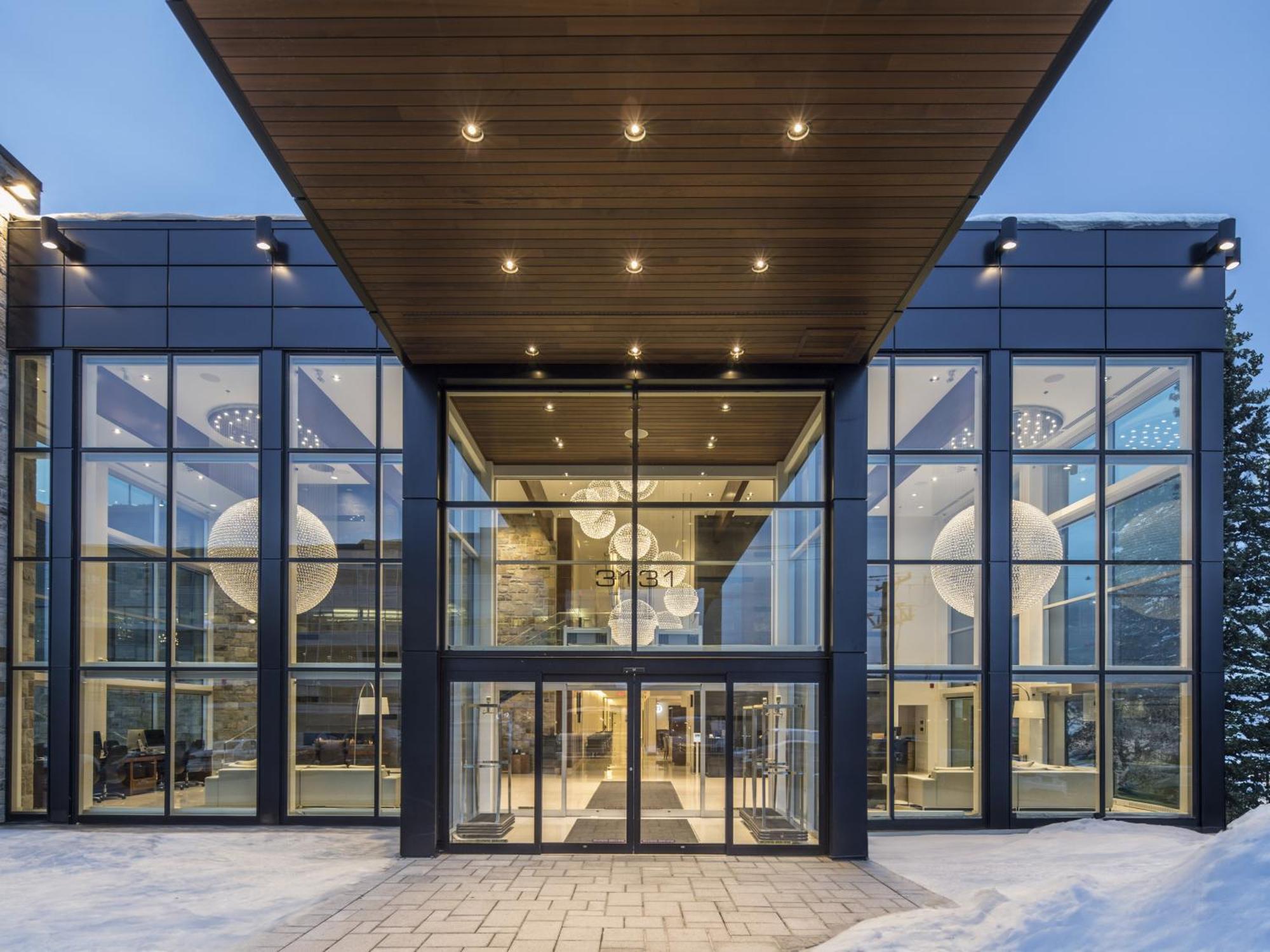 Otl Gouverneur Sherbrooke Exteriör bild The entrance to the hotel