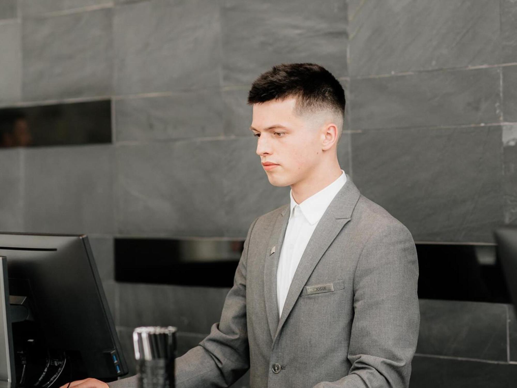 Otl Gouverneur Sherbrooke Exteriör bild A man with a fade haircut