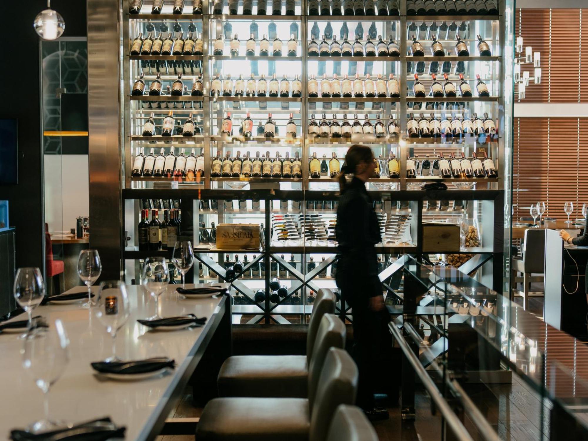 Otl Gouverneur Sherbrooke Exteriör bild Wine bar in Tokyo