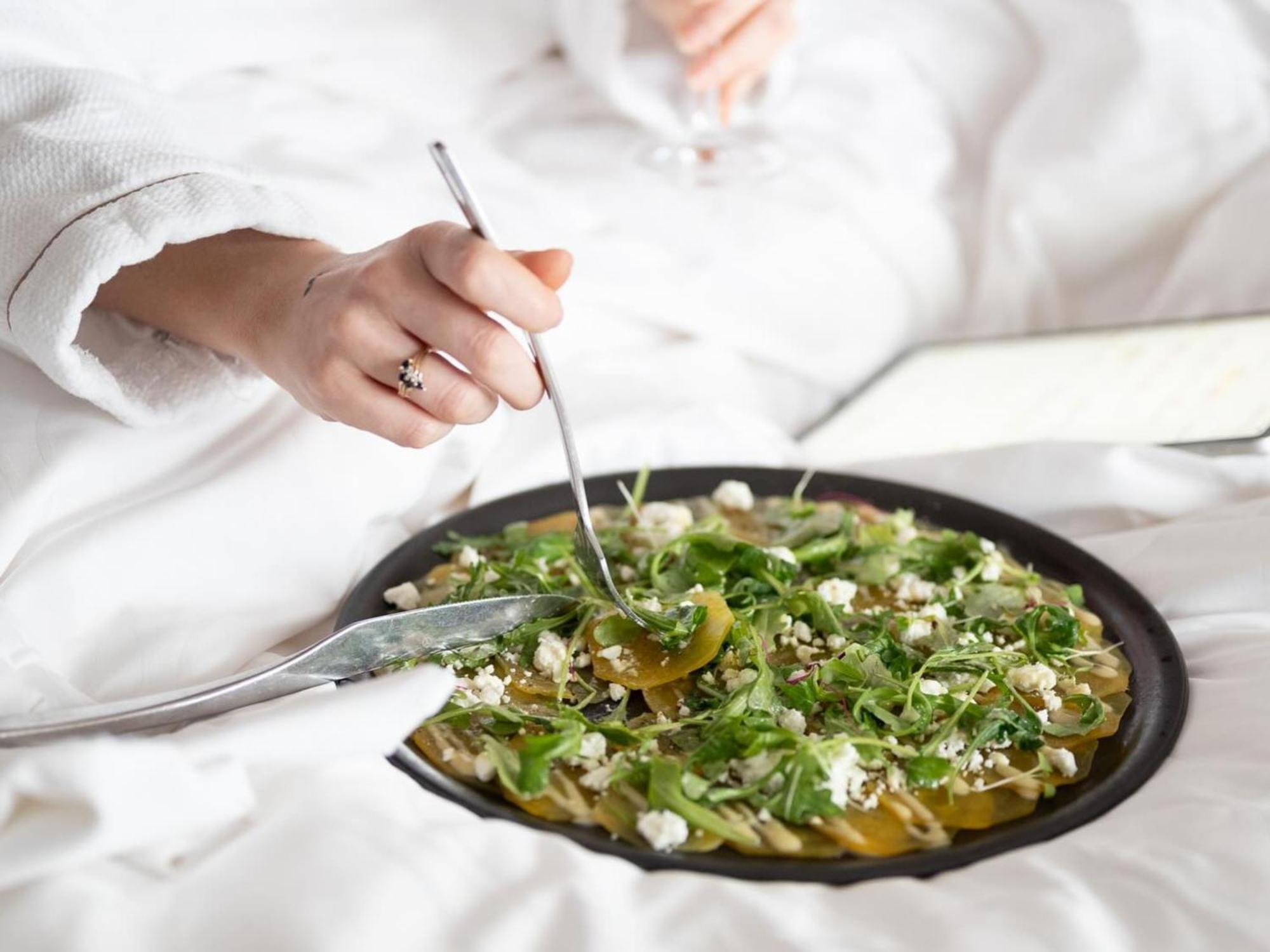 Otl Gouverneur Sherbrooke Exteriör bild A chef preparing a salad