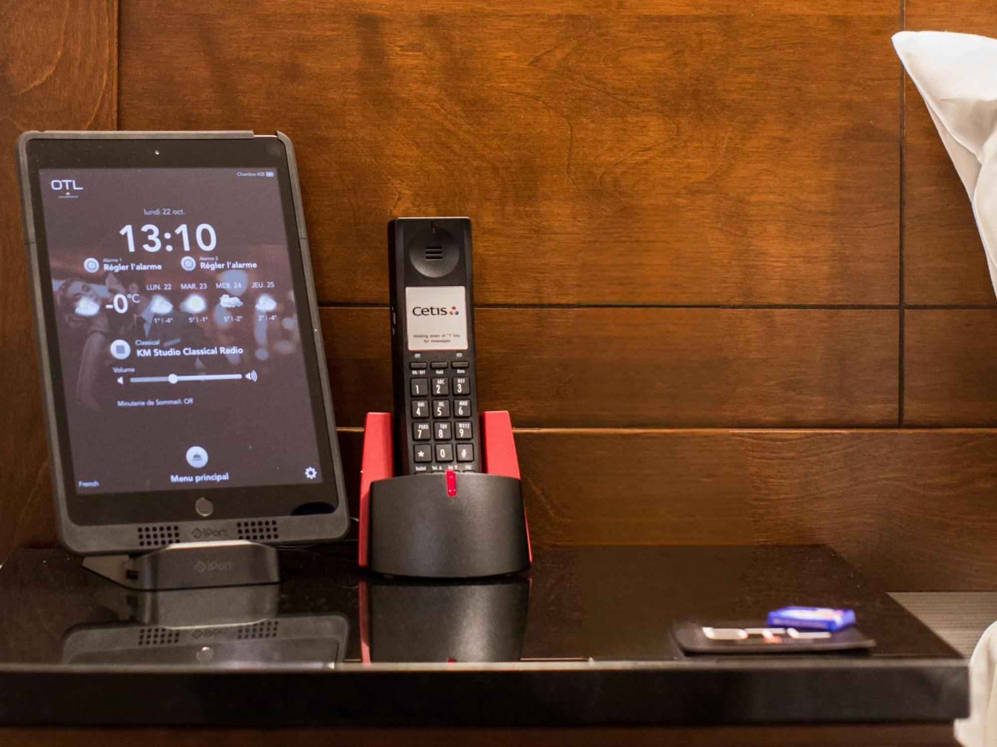 Otl Gouverneur Sherbrooke Exteriör bild A phone and a tablet in a hotel room