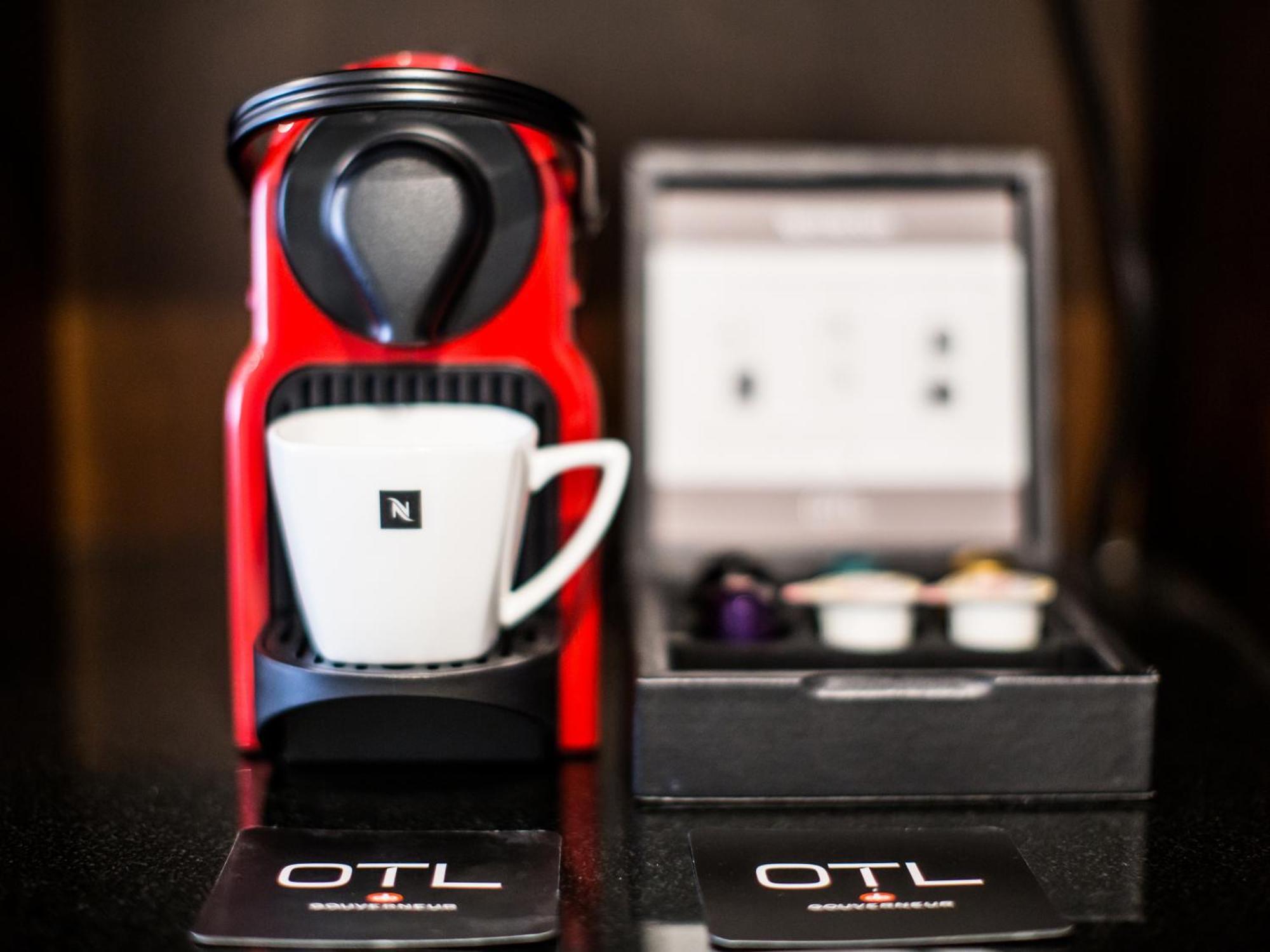 Otl Gouverneur Sherbrooke Exteriör bild A Nespresso Inissia coffee machine
